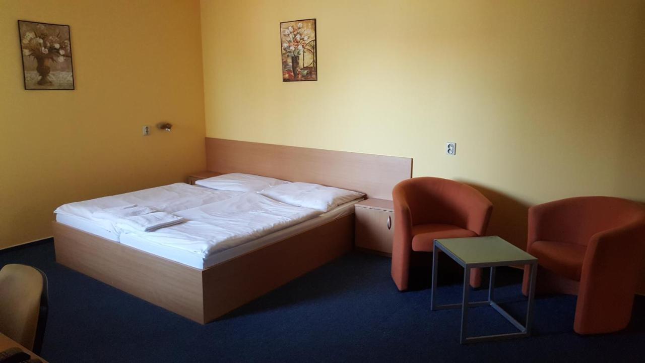 Lehar Panzio Bed & Breakfast Komárno Eksteriør bilde